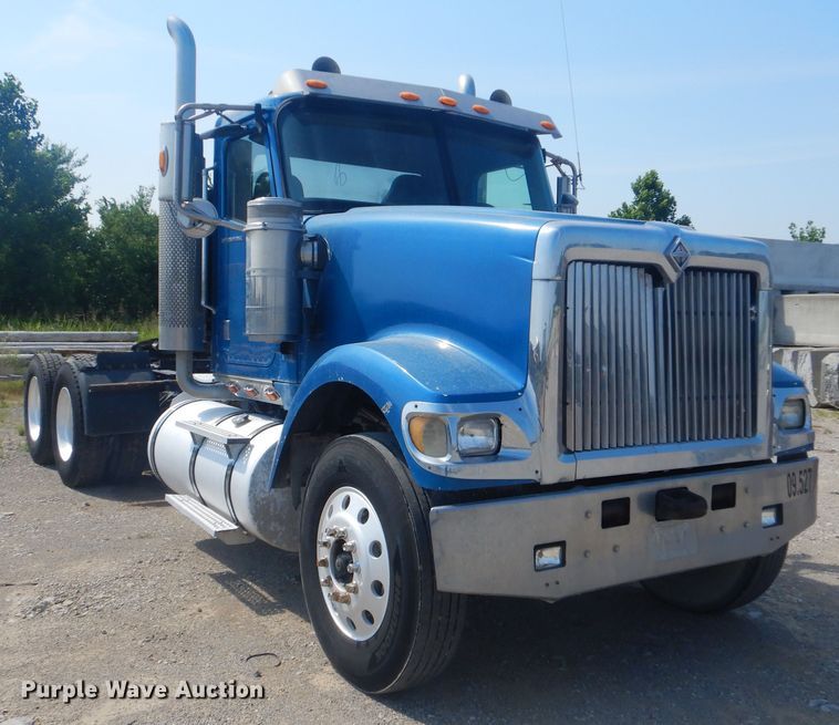 image for item DG8637 2007 International 5900i  semi truck