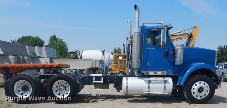 image for item DG8637 2007 International 5900i  semi truck