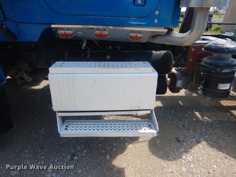 image for item DG8637 2007 International 5900i  semi truck