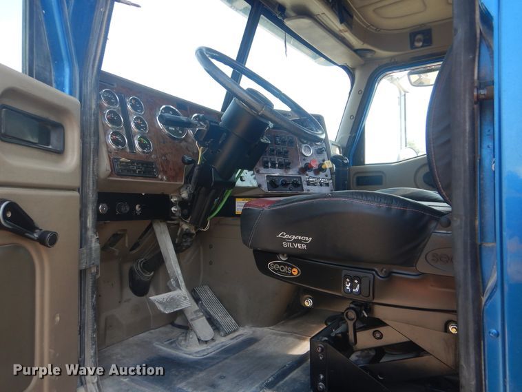 image for item DG8637 2007 International 5900i  semi truck