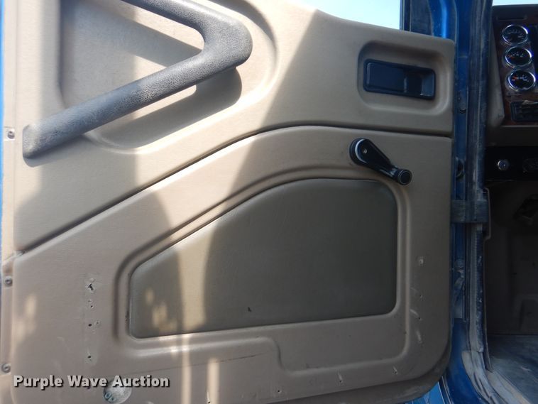 image for item DG8637 2007 International 5900i  semi truck