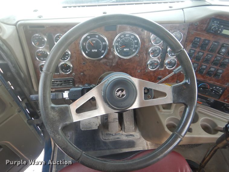 image for item DG8637 2007 International 5900i  semi truck