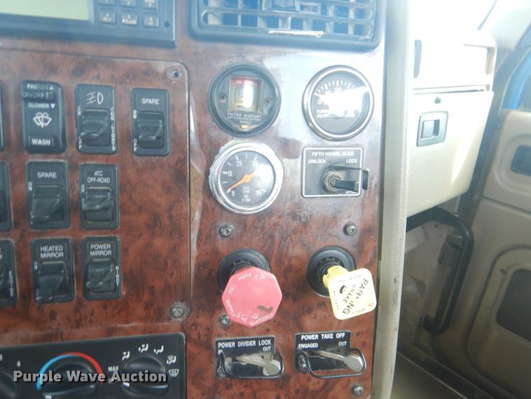 image for item DG8637 2007 International 5900i  semi truck