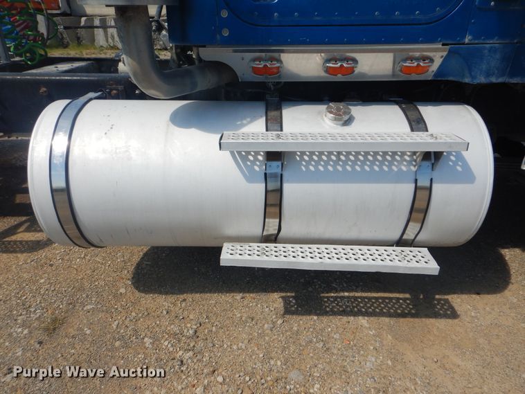 image for item DG8637 2007 International 5900i  semi truck