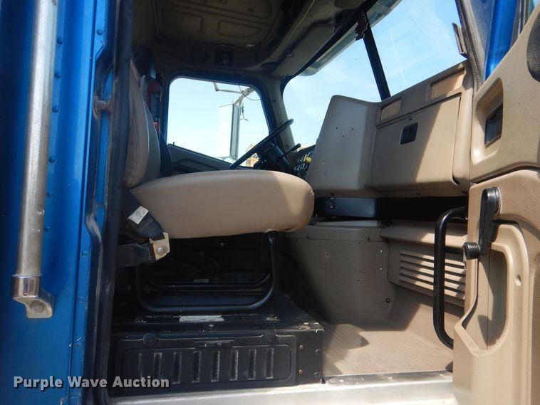 image for item DG8637 2007 International 5900i  semi truck