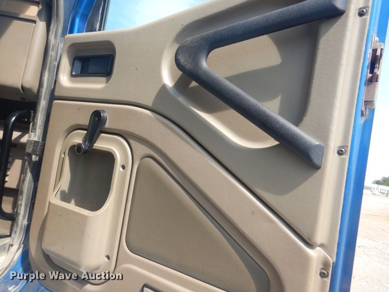 image for item DG8637 2007 International 5900i  semi truck