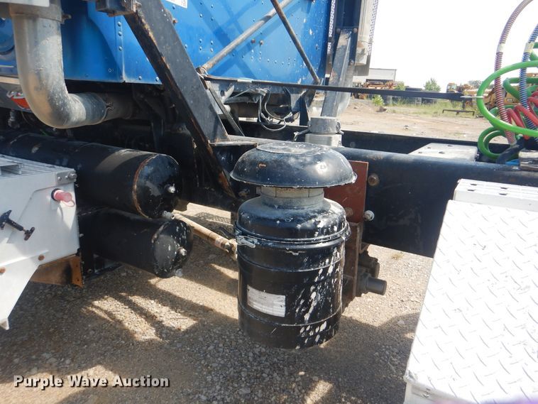 image for item DG8637 2007 International 5900i  semi truck