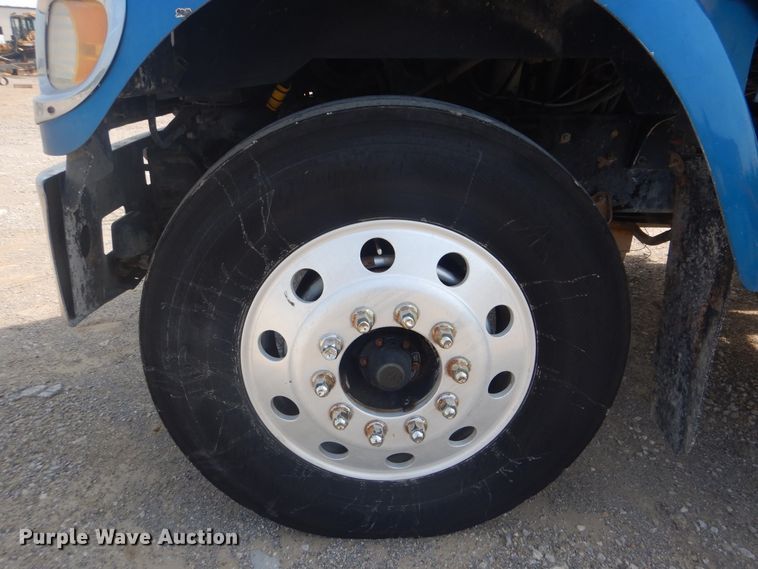 image for item DG8637 2007 International 5900i  semi truck