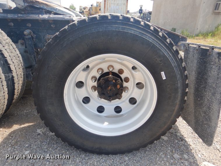 image for item DG8637 2007 International 5900i  semi truck