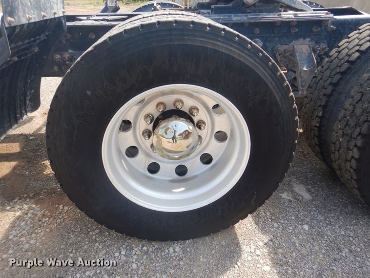 image for item DG8637 2007 International 5900i  semi truck