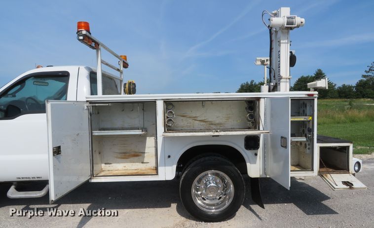 image for item DH1049 2006 Ford F450 Super Duty XL  utility truck with crane