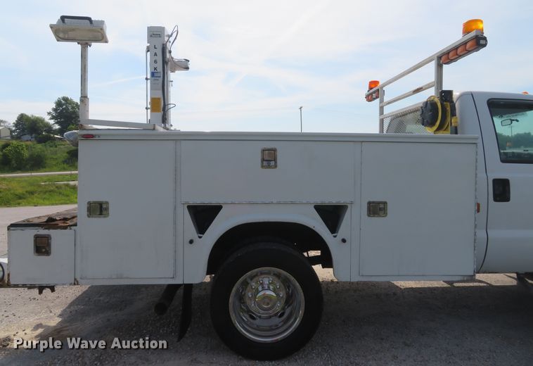image for item DH1049 2006 Ford F450 Super Duty XL  utility truck with crane