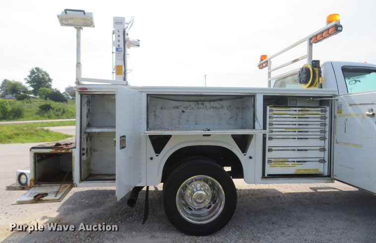 image for item DH1049 2006 Ford F450 Super Duty XL  utility truck with crane