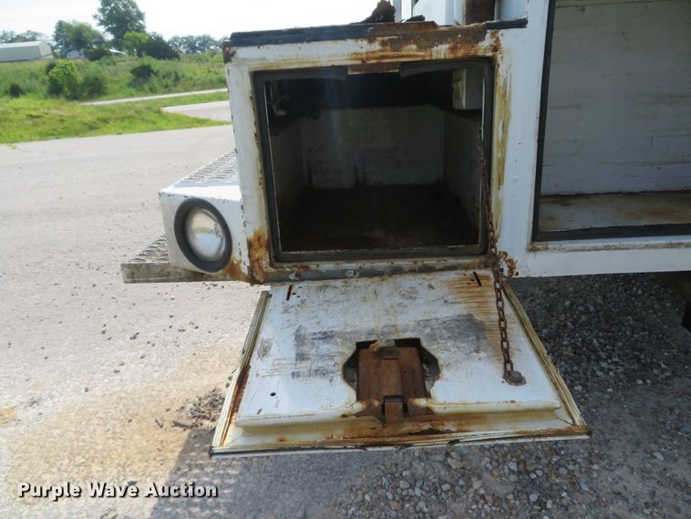 image for item DH1049 2006 Ford F450 Super Duty XL  utility truck with crane