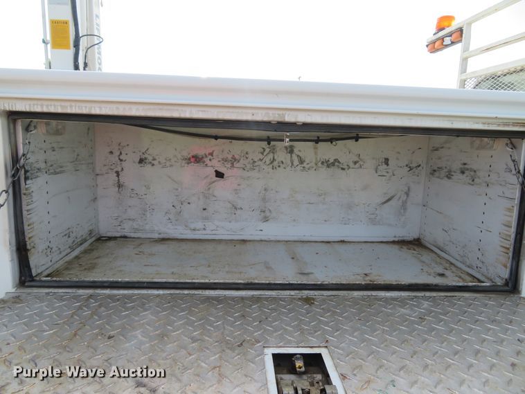 image for item DH1049 2006 Ford F450 Super Duty XL  utility truck with crane