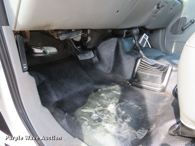 image for item DH1049 2006 Ford F450 Super Duty XL  utility truck with crane