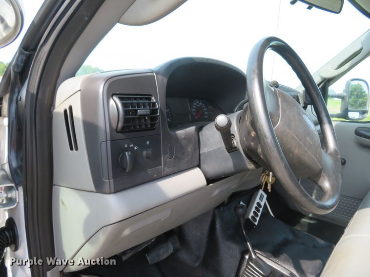 image for item DH1049 2006 Ford F450 Super Duty XL  utility truck with crane