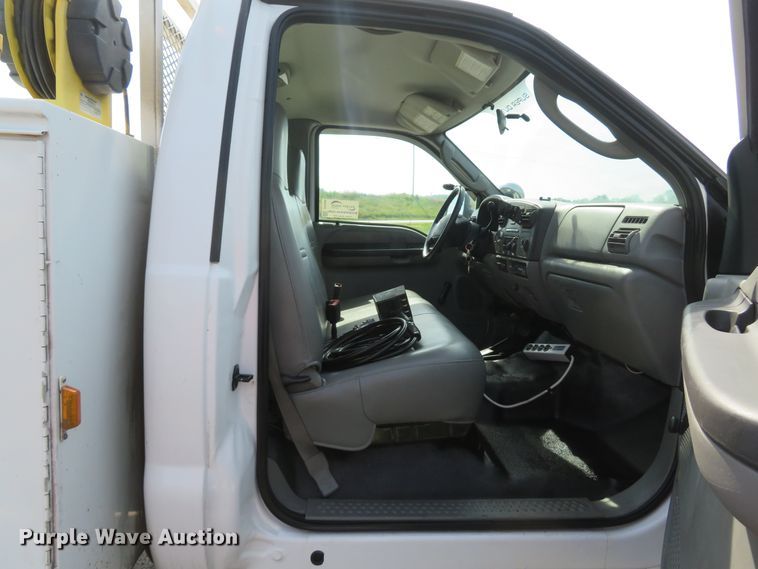 image for item DH1049 2006 Ford F450 Super Duty XL  utility truck with crane