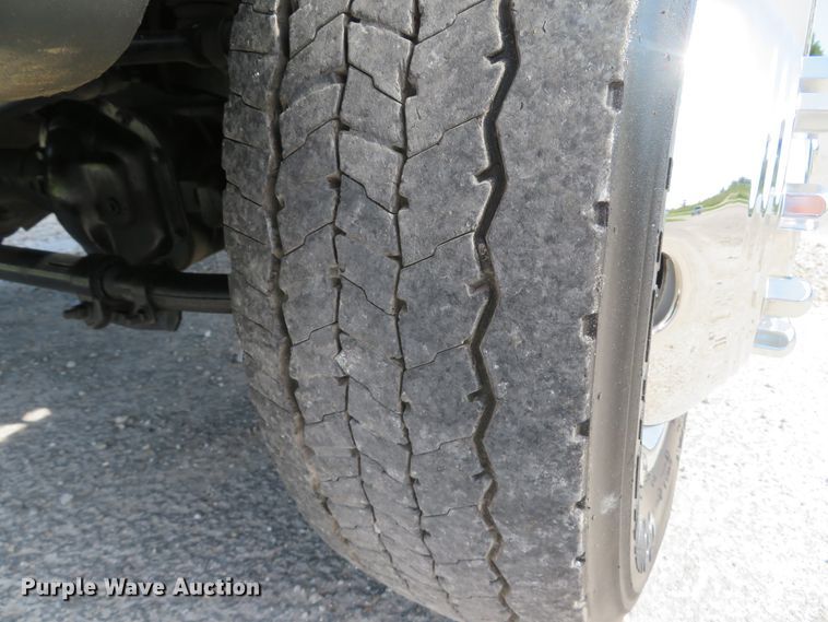 image for item DH1049 2006 Ford F450 Super Duty XL  utility truck with crane