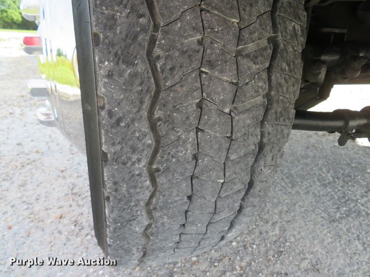 image for item DH1049 2006 Ford F450 Super Duty XL  utility truck with crane