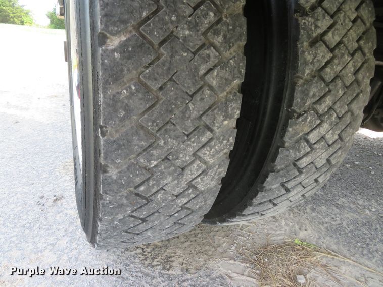 image for item DH1049 2006 Ford F450 Super Duty XL  utility truck with crane