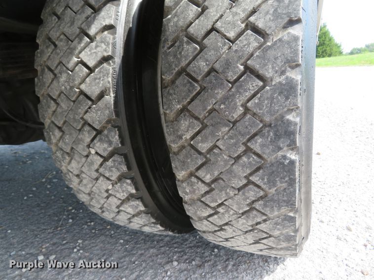 image for item DH1049 2006 Ford F450 Super Duty XL  utility truck with crane