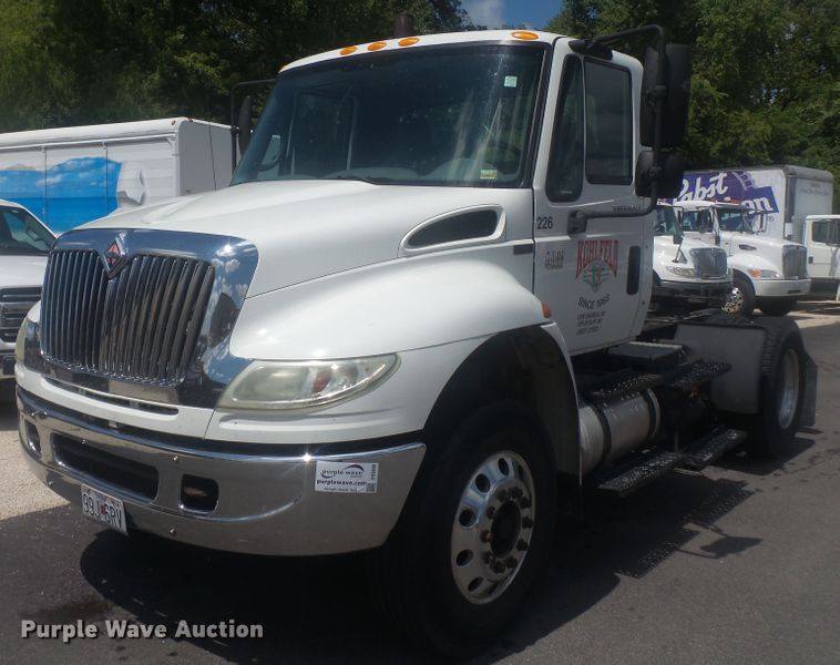 image for item DH3830 2005 International 4400  semi truck