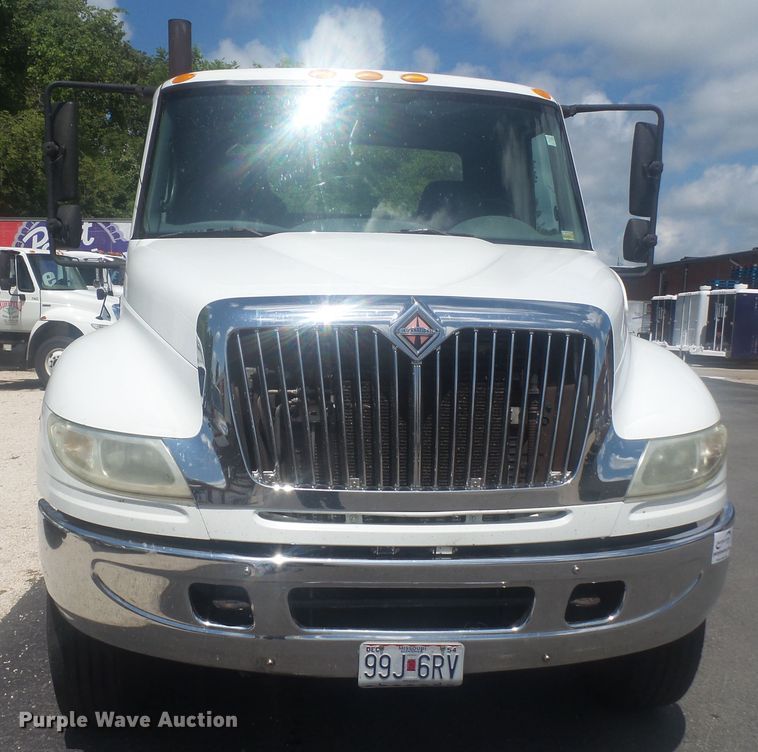 image for item DH3830 2005 International 4400  semi truck