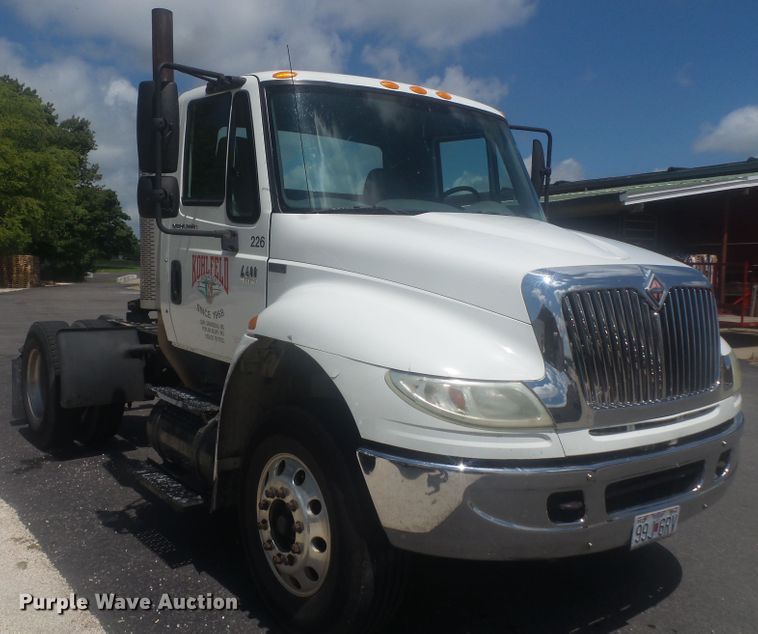 image for item DH3830 2005 International 4400  semi truck