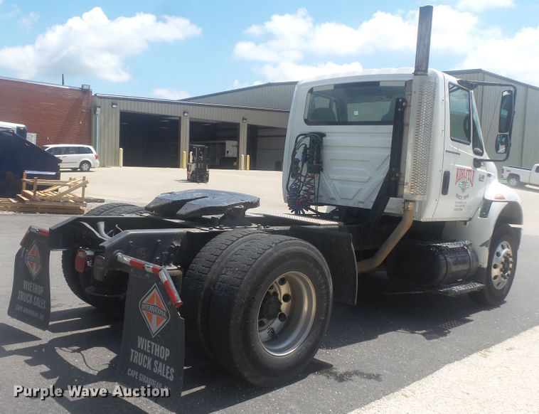 image for item DH3830 2005 International 4400  semi truck