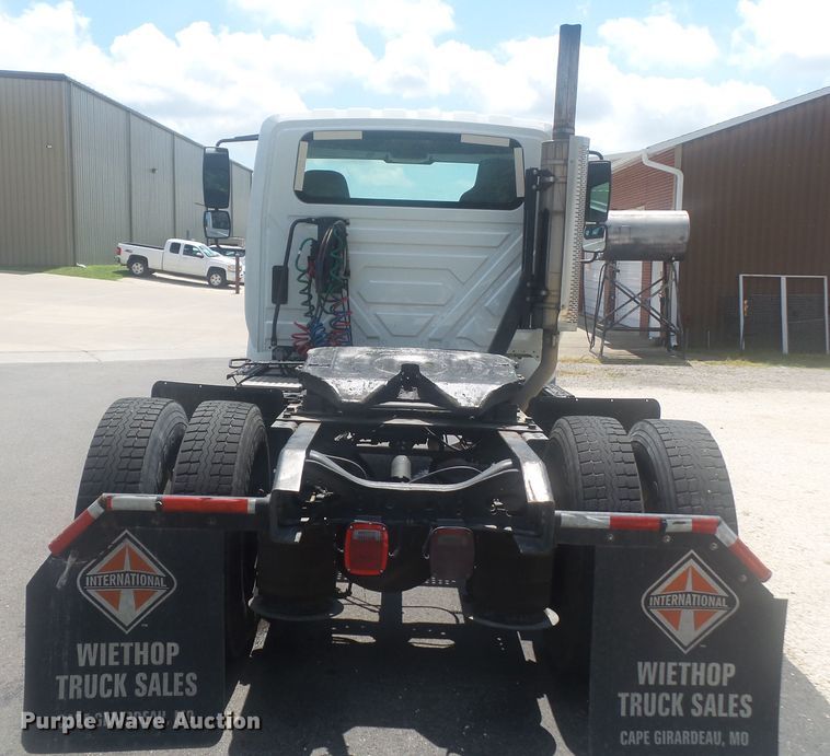 image for item DH3830 2005 International 4400  semi truck