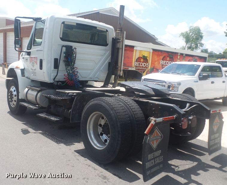 image for item DH3830 2005 International 4400  semi truck