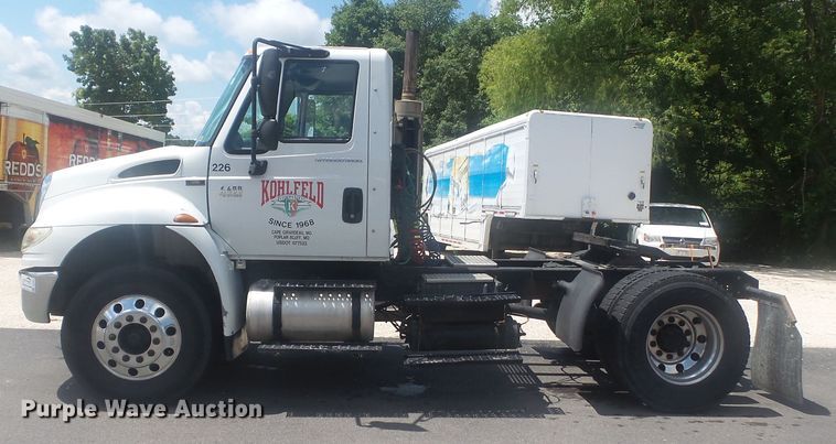 image for item DH3830 2005 International 4400  semi truck