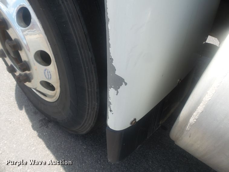 image for item DH3830 2005 International 4400  semi truck