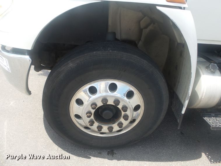 image for item DH3830 2005 International 4400  semi truck