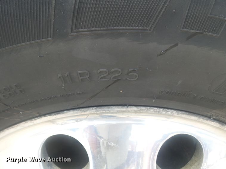 image for item DH3830 2005 International 4400  semi truck