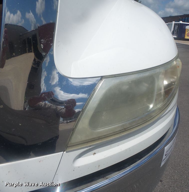 image for item DH3830 2005 International 4400  semi truck