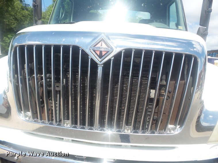 image for item DH3830 2005 International 4400  semi truck