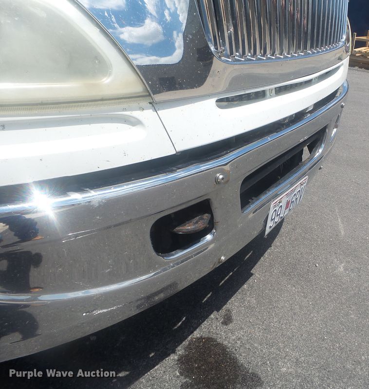 image for item DH3830 2005 International 4400  semi truck