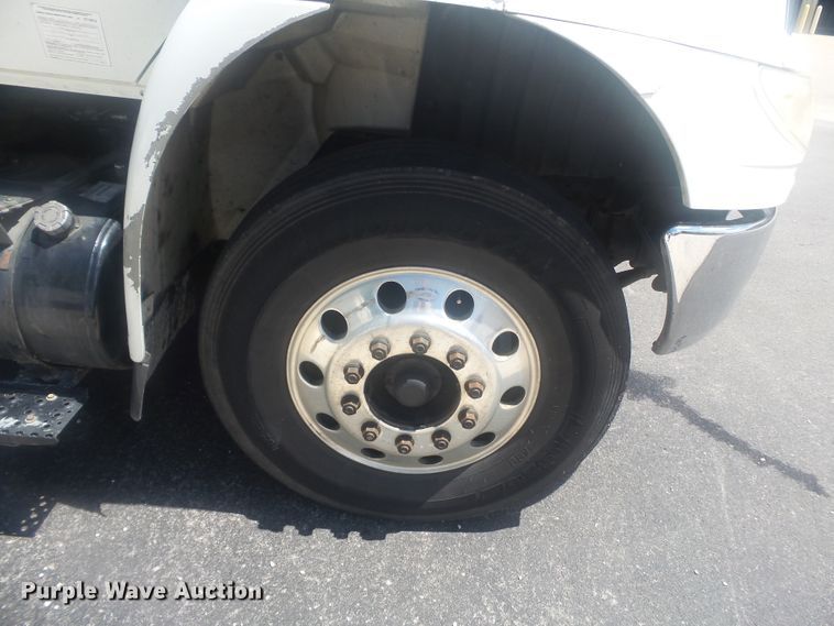 image for item DH3830 2005 International 4400  semi truck