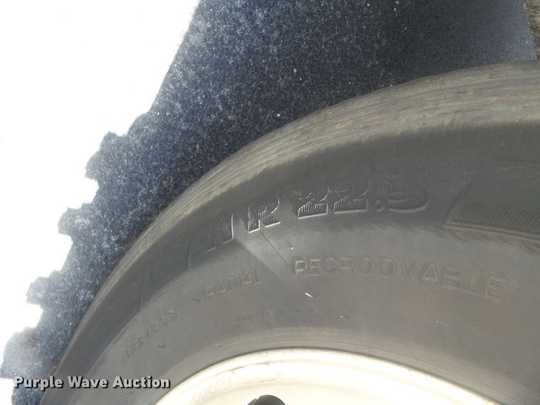 image for item DH3830 2005 International 4400  semi truck