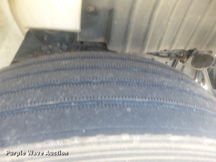 image for item DH3830 2005 International 4400  semi truck