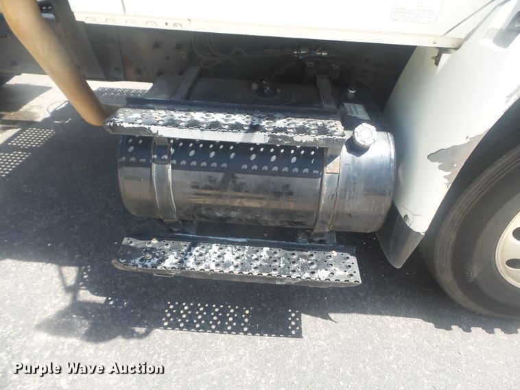 image for item DH3830 2005 International 4400  semi truck