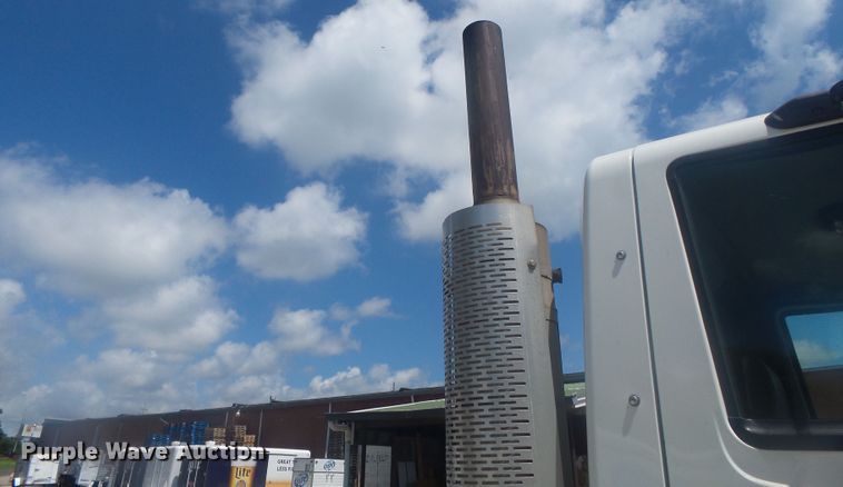 image for item DH3830 2005 International 4400  semi truck