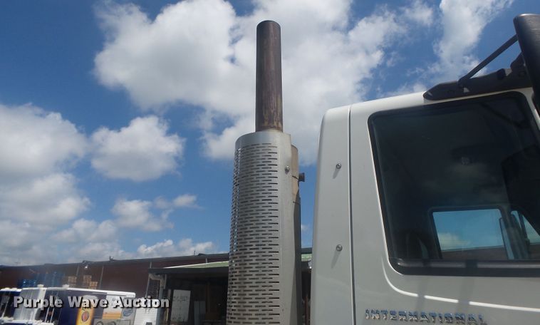 image for item DH3830 2005 International 4400  semi truck