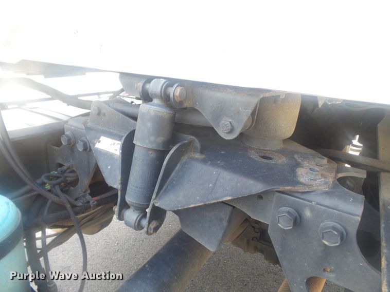 image for item DH3830 2005 International 4400  semi truck