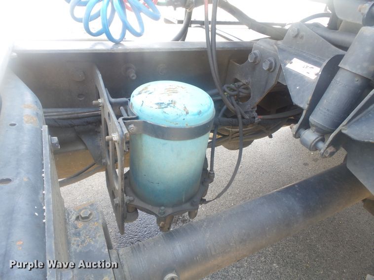 image for item DH3830 2005 International 4400  semi truck