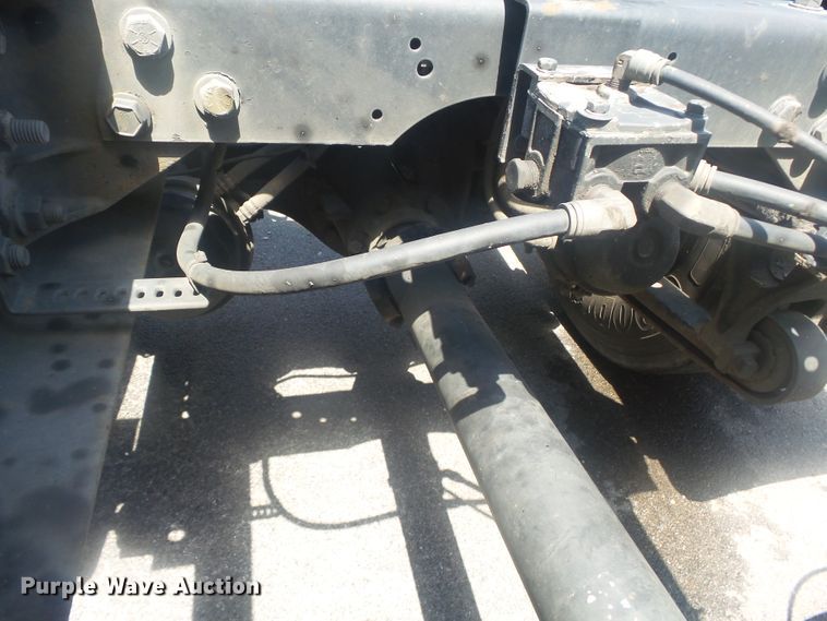 image for item DH3830 2005 International 4400  semi truck