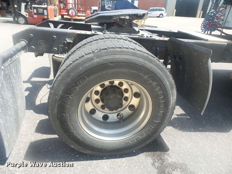 image for item DH3830 2005 International 4400  semi truck