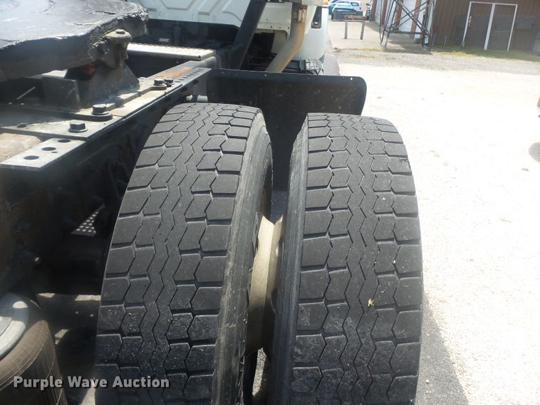 image for item DH3830 2005 International 4400  semi truck